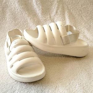 UGG Sport Yeah Size 3 for Big Kids